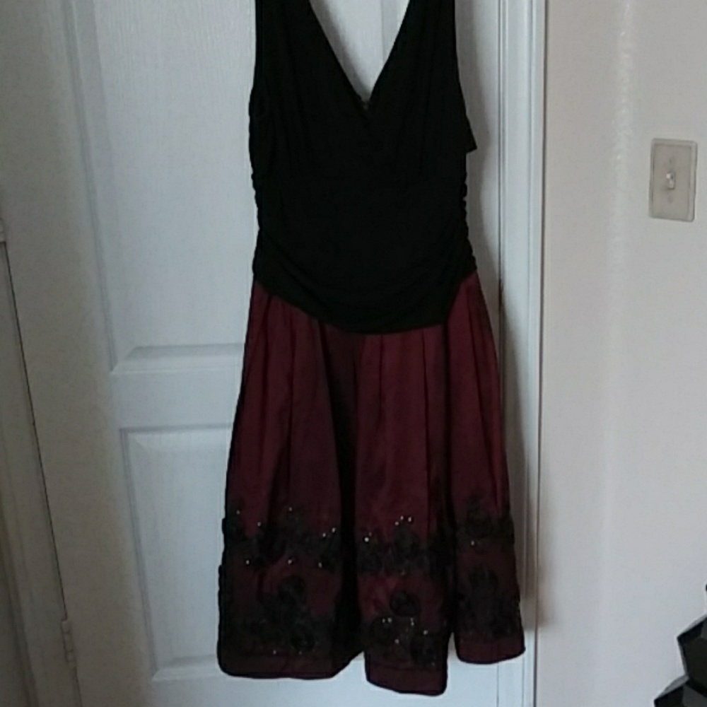 (Needs TLC) Black and wine v-neck dress size 16 🍾